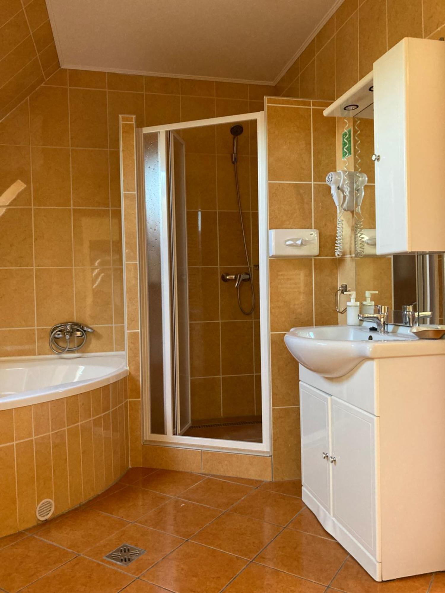 Het Vezer Apartmanhotel Komarom Bagian luar foto